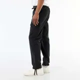 Pantalón cargo negro de corte regular fit, con bolsillos laterales en las piernas y cintura con cordón ajustable.
