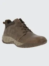 Bota urbana de caña baja con cordones, confeccionada en cuero marrón con detalles de textura en el lateral y suela de goma reforzada.