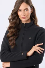 Campera de polar azul marino con cierre frontal completo, cuello alto y bolsillos laterales con cierre. Presenta detalles en cuero en los tiradores de los cierres.