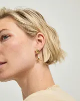 Aros colgantes bañados en oro 18k con diseño de doble estrella de mar articulada.