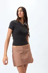 Remera blanca de corte ajustado con cuello redondo y mangas cortas. Presenta una estampa frontal en color marrón con el texto 'Wild hearts can't be broken' y un diseño de caballo dentro de un corazón.