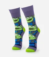 Par de medias largas de algodón, color morado, con estampado repetido de los Aliens de Toy Story en traje espacial azul y verde lima. El talón y la punta son de color verde lima.