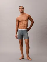 Pack de tres bóxers Calvin Klein Icon Cotton Stretch, confeccionados en mezcla de algodón supersuave y elastano. Incluye un bóxer liso de color negro, uno con estampado geométrico de monogramas en tonos verdes y azulados, y uno liso en color verde menta. Todos cuentan con cintura elástica con logo de la marca.