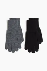 Pack de dos pares de guantes de punto fino con puños elásticos acanalados. Incluyen yemas táctiles en los dedos pulgar e índice para el uso de pantallas.