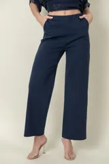 Pantalón negro de corte recto, confeccionado en algodón y elastano. Presenta bolsillos laterales y cintura elastizada.