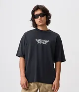 Remera boxy de algodón negro con cuello redondo, mangas cortas y estampa frontal blanca con diseño "Burning Eclipse".