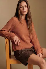 Sweater de punto de algodón con diseño oversize, cuello redondo y mangas largas. Presenta un detalle de costura lateral en color contrastante.