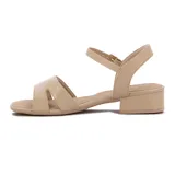 Sandalia Comfortflex color almendra, con tira ancha sobre los dedos, pulsera al tobillo con hebilla y taco bajo.