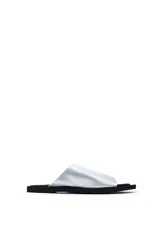 Sandalias plateadas de cuero con suela plana negra y puntera cuadrada.