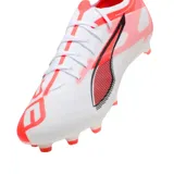 Championes de fútbol Puma Ultra 5 Match FG/AG, color blanco con detalles en naranja y negro.