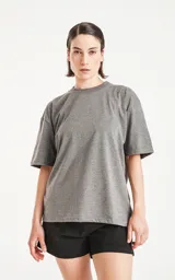 Remera de manga corta, corte oversize y cuello redondo, confeccionada en algodón melange gris.