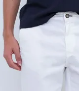 Bermuda de sarga color blanco, de corte recto y diseño básico con bolsillos laterales y traseros.