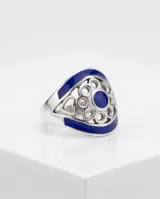 Anillo de plata 925 con diseño calado en forma de ojo, esmalte azul y piedra central.
