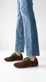 Zapatilla urbana de cuero en color tostado, con diseño liviano, mezcla de texturas y cordones intercambiables.