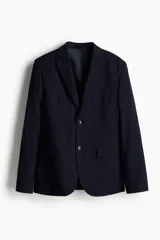 Blazer azul marino de corte slim fit, con solapas de muesca finas y ojal decorativo. Presenta cierre de dos botones, un bolsillo superior, dos bolsillos delanteros con solapa y un bolsillo interior. Los puños tienen botones decorativos y cuenta con una abertura en la parte trasera.
