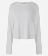 Blusa de pijama Lov confeccionada en punto de viscosa con elastano, de color blanco, con cuello redondo amplio, manga larga y caída suelta de bajo recto.