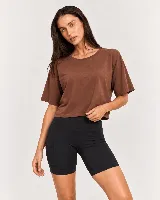 Remera de algodón negra de manga corta, con diseño holgado y detalle de torzado en la espalda.