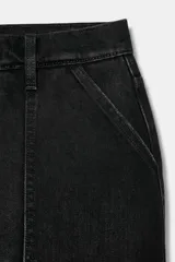 Falda pantalón de tiro medio confeccionada en tejido denim azul con costuras verticales decorativas, bolsillos delanteros y cierre frontal con cremallera y botón metálico.