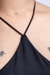 Vestido corto blanco de corte ajustado, con escote halter asimétrico y tirante fino en un hombro.