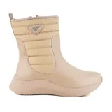 Bota corta color beige, con caña acolchada y logo triangular en el lateral.