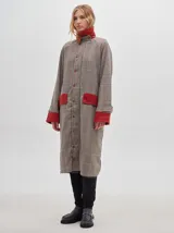 Trench oversize de lana a cuadros con cuello, puños y bolsillos de pana verde.