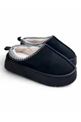 Pantuflas tipo zueco de color negro con plataforma, interior revestido de corderito sintético en tono crudo y detalle de costura decorativa en el borde superior.