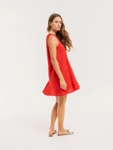 Vestido corto color beige de lino con escote redondo y volado godet en el ruedo.