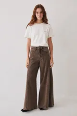 Pantalón de jean azul de tiro alto y corte wide leg súper amplio, con diseño de perneras ancha y terminación desmechada en el ruedo.