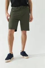 Bermuda de gabardina azul marino, corte chino, con bolsillos laterales y traseros.