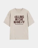 Remera oversize color beige con efecto acid wash y estampa frontal en marrón con la frase "Killing In The Name Of".