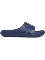 Sandalias tipo ojotas Under Armour modelo Locker V, confeccionadas en una sola pieza de EVA moldeada de secado rápido. Presentan un diseño ergonómico con orificios de drenaje laterales para evitar la retención de agua, plantilla texturizada para mayor tracción y el logo de la marca en relieve sobre la banda superior.