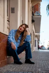Camisa de manga larga con diseño abullonado, confeccionada en tela bordada con motivos florales. Presenta cierre frontal con botones y puños elásticos.