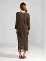 Vestido midi marrón de punto abierto con sutil brillo de lúrex y flecos en el ruedo.