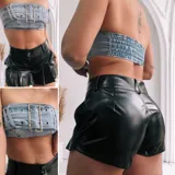 Short de ecocuero negro con corte evasé, tiro alto y cierre invisible en la espalda.