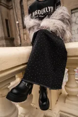 Botas negras de cuero sintético con hebilla lateral y suela track.