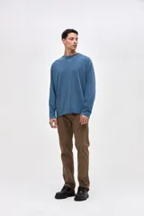 Pantalón tipo cargo de gabardina, con bolsillos laterales y cintura elástica. Presenta un corte slim y diseño funcional.