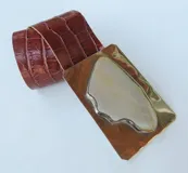 Cinturón marrón con textura de piel de cocodrilo y hebilla rectangular de alpaca con incrustación de nácar irregular.