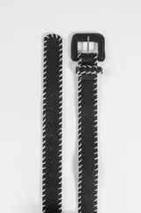 Cinturón de cuero vegano negro con costuras decorativas en color blanco a lo largo de los bordes y hebilla cuadrada al tono.