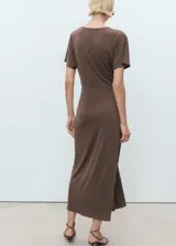 Vestido largo marrón de manga corta, con escote en V y detalle de fruncido central que genera un efecto drapeado.