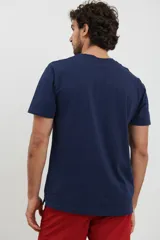 Remera de cuello redondo y manga corta, confeccionada en tejido de algodón pesado.