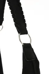 Cartera tipo hobo de diseño curvo, confeccionada en material símil gamuza con textura trenzada. Cuenta con una correa integrada al cuerpo del bolso y cierre superior.