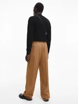 Sweater negro de cuello perkins confeccionado en lana merino extrafina. Tiene cuello, puños y bajo de canalé.