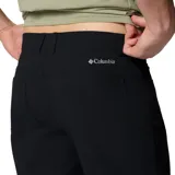 Pantalón tipo chino de corte recto y diseño clásico, confeccionado con tecnología Omni-Shield que repele la humedad y las manchas. Cuenta con cinco bolsillos, incluyendo uno pequeño frontal utilitario, y cintura diseñada para mayor comodidad.