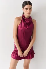 Top halter color bordó, con escote drapeado y espalda media baja. Confeccionado en tafeta.