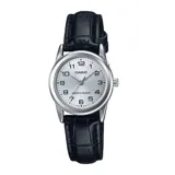 Reloj analógico Casio con caja de acero inoxidable plateada y esfera plateada con números arábigos negros. Cuenta con correa de cuero negro con textura de cocodrilo y cierre de hebilla.