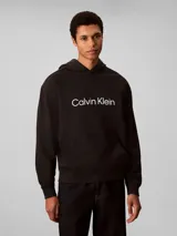 Buzo con capucha Calvin Klein de corte regular, confeccionado en mezcla de algodón regenerado y poliéster reprocesado. Presenta el logo de la marca estampado en el pecho, bolsillo tipo canguro frontal y terminaciones acanaladas en puños y cintura.