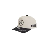 Gorra Adidas Y-3 de la colección Mercedes-AMG Petronas Formula 1 Team, de diseño bicolor en beige y visera negra. Cuenta con el logotipo de Mercedes bordado al frente, el emblema de AMG Petronas en el lateral y la firma de Yohji Yamamoto junto con el logo Y-3 en la visera.