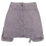Pollera de jean estilo cargo en color violeta, con corte recto y tiro medio. Presenta bolsillos laterales tipo cargo con solapas y hebillas metálicas decorativas, además de bolsillos frontales y traseros clásicos.