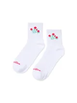 Medias de caña media color blanco, con diseño de flores rojas bordadas en la parte superior y logo de la marca en la puntera.