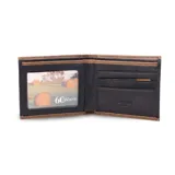 Billetera de cuero vacuno en color negro con detalles de costura y bordes en tono marrón. Cuenta con un diseño clásico, interior con doble compartimento para billetes, visor para documentos, múltiples tarjeteros y bolsillos adicionales.